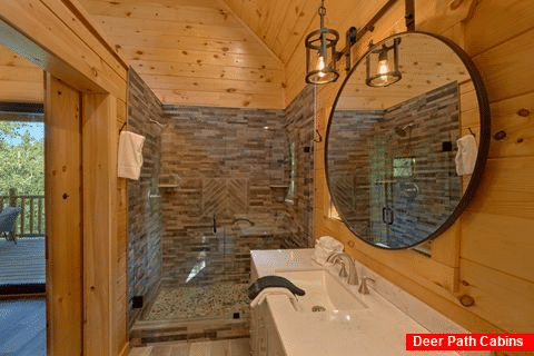 Luxurious bathroom in 1 bedroom honeymoon cabin - Tennessee Treehouse