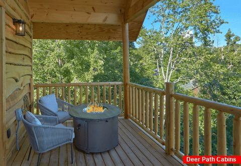 Premium Honeymoon Cabin with fire pit on deck - Tennessee Treehouse