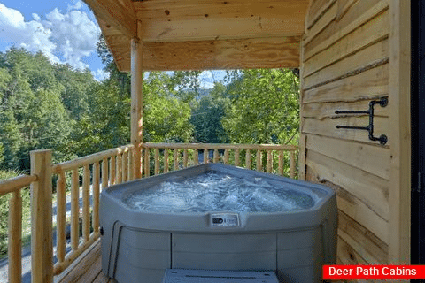 Treehouse cabin rental with hot tub on deck - Tennessee Treehouse