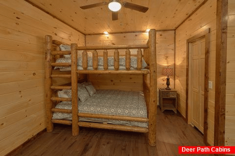 Spacious Bedroom with Double Queen Bunkbeds - Bar Mountain II