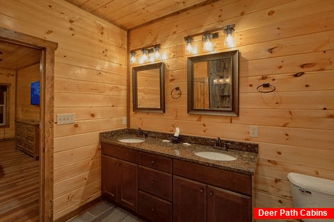 Master Suite with private bath in luxury cabin - Smoky Bear Lodge