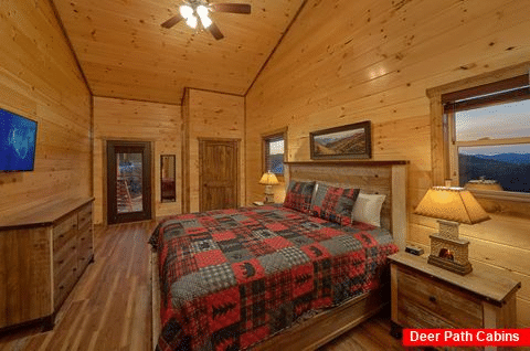 Luxury cabin with 3 Master Suites and king beds - Smoky Bear Lodge