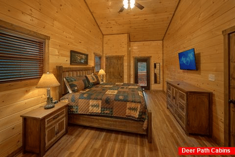 Luxury cabin with 3 King Bedrooms and 4 baths - Smoky Bear Lodge