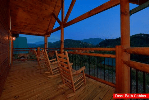 Luxurious cabin with mountain views from deck - Smoky Bear Lodge