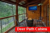 2 bedroom cabin with FIre Pit and outdoor TV