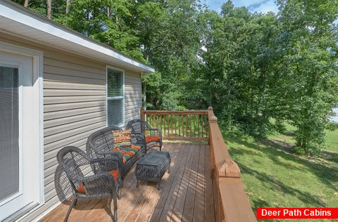 Spacious Deck with Table and Chairs - Bearfoot Bungalow