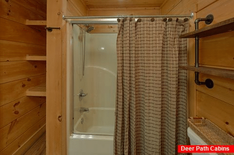 Luxurious 6 Bedroom 6 Bath Cabin Sleeps 18 - KenKnight's Wilderness Lodge