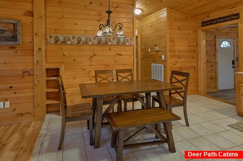 Rustic cabin with spacious dining room - Lone Star