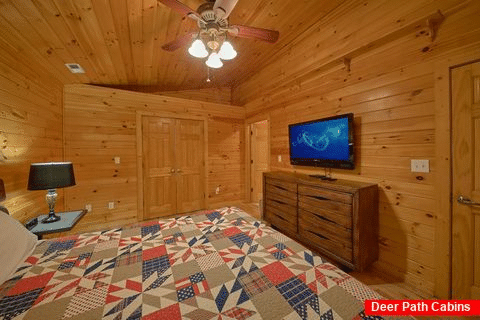 King bedroom with TV in 3 bedroom cabin rental - LoneStar