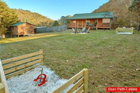 Cabin with fire pit, Horse Shoe Pit and hot tub - LoneStar