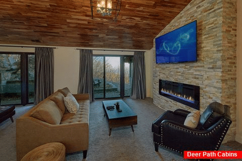 Luxury rental with fireplace in master bedroom - Bluff Mountain Lodge