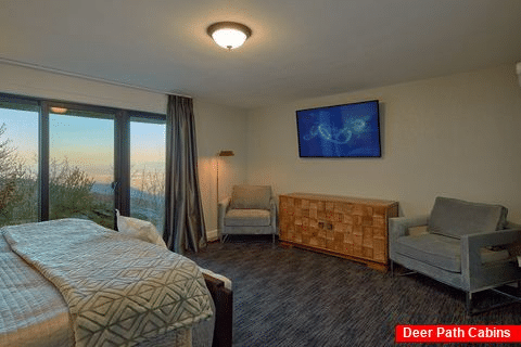 Master bedroom with TV and mountain views - Bluff Mountain Lodge
