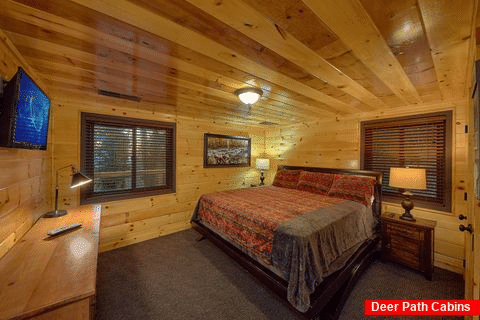 King Bedroom on main level in 5 bedroom cabin - Bluff Mountain Lodge