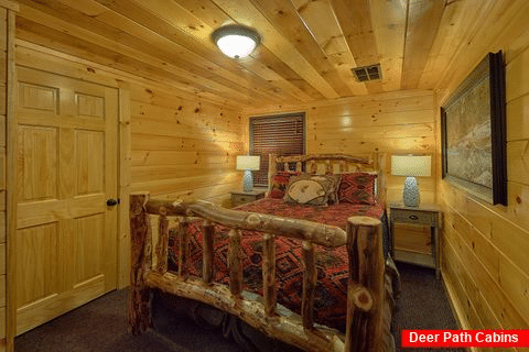 Private Queen bedroom in 5 bedroom rental - Bluff Mountain Lodge