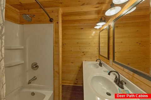 11 bedroom cabin with 7 and half baths - Bluff Mountain Lodge
