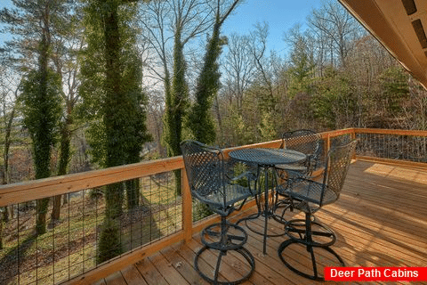 Rustic 5 bedroom cabin with wooded view - Bluff Mountain Lodge
