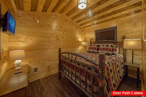King Bed in cozy 1 bedroom cabin - Bluff Mountain Lodge