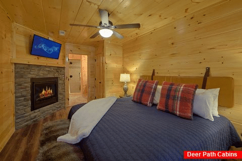 Master Suite with King bed in cabin rental - Hickory Splash