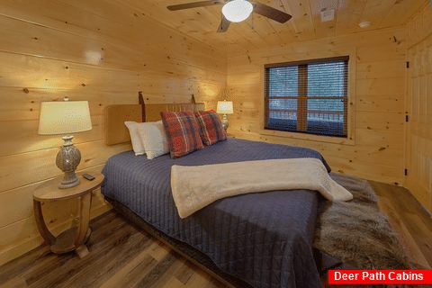 Luxury 2 bedroom cabin with Master King Bedroom - Hickory Splash