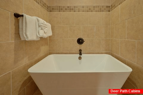 Luxurious Tub in 2 bedroom cabin master bath - Hickory Splash
