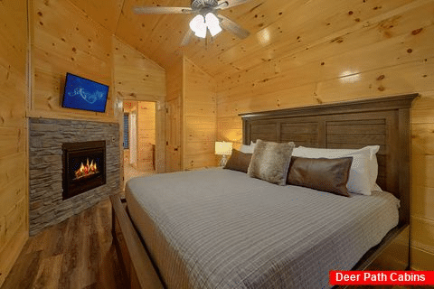 King bedroom with bath in 2 bedroom luxury cabin - Hickory Splash