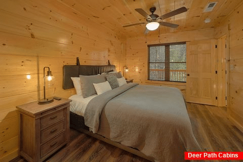 Luxury cabin with King Bed in Master Bedroom - Hemlock Splash
