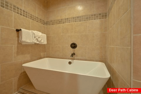 Master Bath with luxurious tub in cabin rental - Hemlock Splash