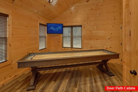 Cabin game room with Shuffleboard and Pool Table - Hemlock Splash