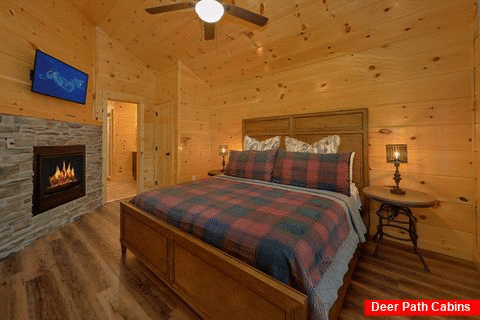 2 bedroom cabin Master Bedroom with fireplace - Hemlock Splash
