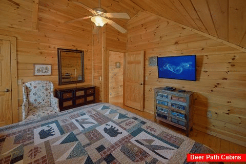 King Bedroom with Flatscreen TV - Rippling River