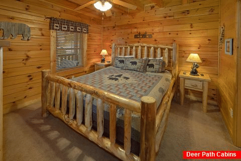 Main Floor Bedroom 5 Bedroom Cabin Sleeps 16 - Smoky Mountain Retreat