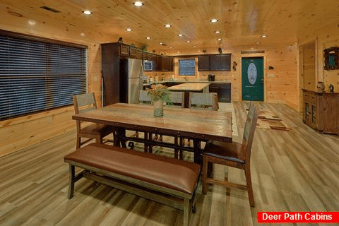 Luxury cabin with dining room and full kitchen - Splashing Bear Cove