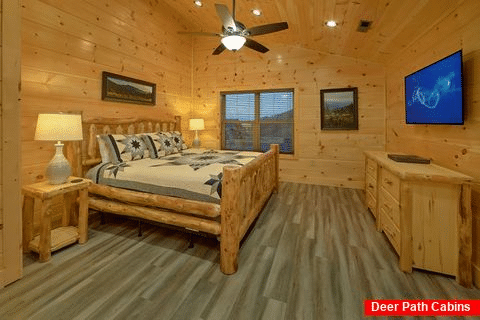 Master Bedroom with King bed and private bath - Splashing Bear Cove