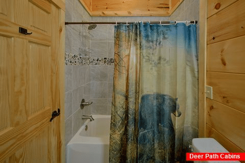 Private Master Bath in 4 bedroom luxury cabin - Splashing Bear Cove