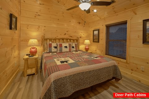 Luxury cabin with Private King Bedrooms - Splashing Bear Cove