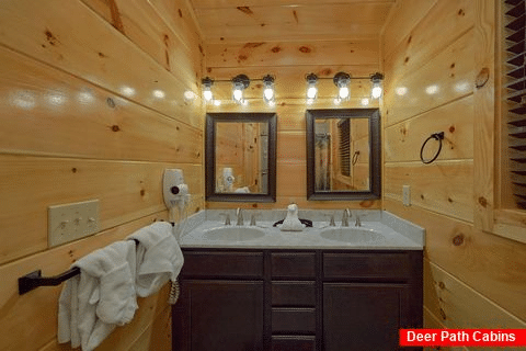 4 Bedroom luxury cabin with 5 and a half baths - Splashing Bear Cove
