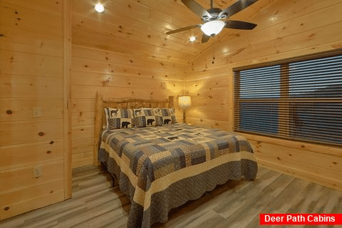 Luxury cabin with 3 Private King Master Bedrooms - Splashing Bear Cove