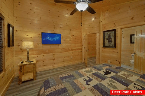 Cabin Master Bedroom with TV and Private Bath - Splashing Bear Cove