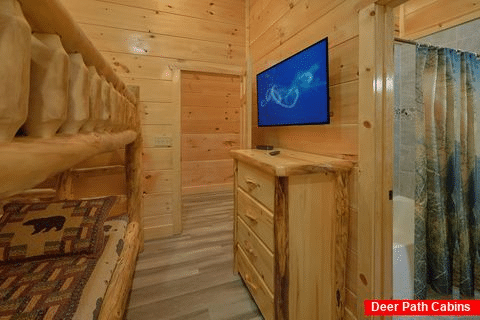 Queen Bunk Bedroom with TV in 4 bedroom cabin - Splashing Bear Cove