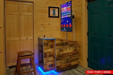 4 bedroom cabin with 5 Arcade Games in game room - Splashing Bear Cove