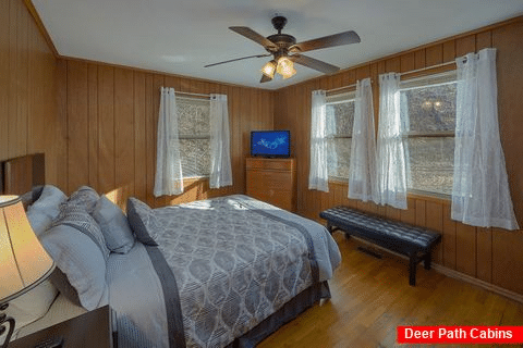 Queen Bedroom with Flatscreen TV - Byrd House