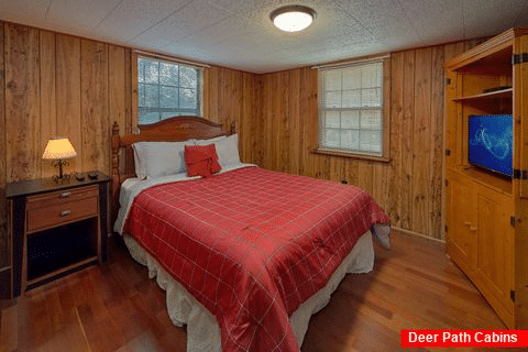 Queen Bedroom with Flatscreen TV Sleeps 4 - Byrd Nest