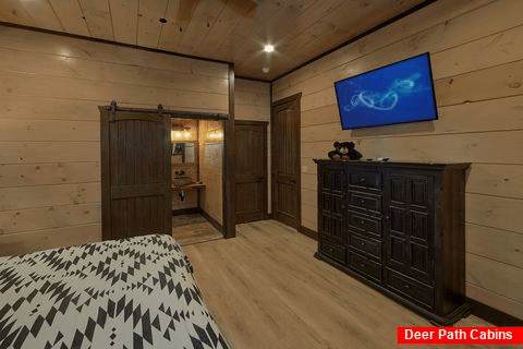 Main level Bedroom with bath in 15 bedroom cabin - Smoky Mountain Masterpiece
