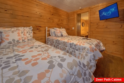 Twin Bedroom with Flatscreen TV and WiFi - Nana's Place