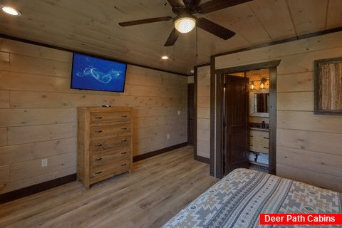 Spacious King Bedroom with private bath in cabin - Smoky Mountain Masterpiece