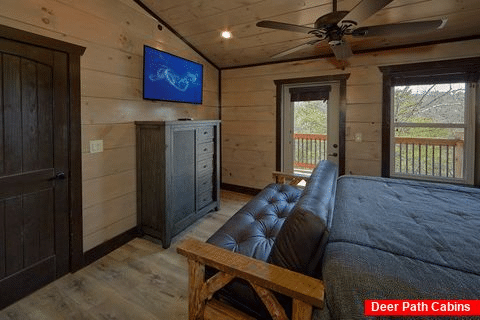 King bedroom with Futon in 15 bedroom cabin - Smoky Mountain Masterpiece