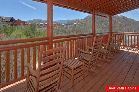 Covered Porch with Rocking Chairs 6 Bedroom - Splash Mountain Chalet