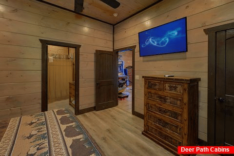 Private bath in Bedroom at 15 bedroom cabin - Smoky Mountain Masterpiece