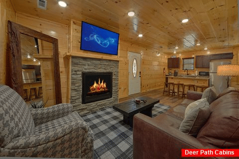 Cozy Living room with fireplace in cabin rental - Laurel Splash