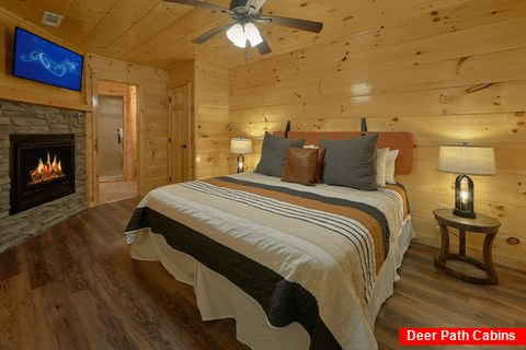 Master Bedroom on main level in 2 bedroom cabin - Laurel Splash